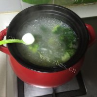 美味的麻辣肠砂锅做法图解5)
