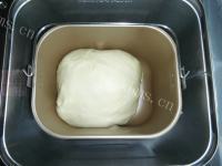 美味的奶香红豆沙吐司做法图解3)