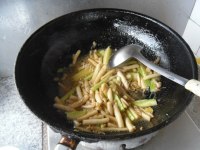 美味瓜条炒鲜菇做法图解9)