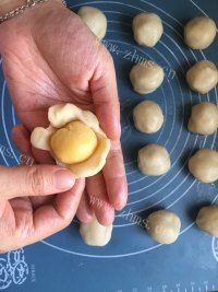 自制榨菜鲜肉月饼做法图解11)