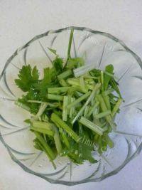 家常菜西芹炒牛肉做法图解3)