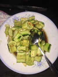 简单的凉拌拍黄瓜