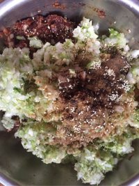 喷香的猪肉白菜馅做法图解5)