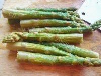 味道不错的芦笋炒虾仁做法图解2)