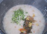 早餐之皮蛋瘦肉粥做法图解6)