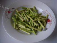 美美厨房之蒜苔炒肉做法图解2)
