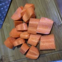 消暑佳品海带胡萝卜猪骨汤做法图解3)