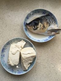 独特的鱼头炖豆腐做法图解1)