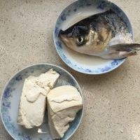 独特的鱼头炖豆腐的做法图解一