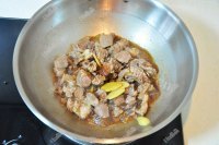 美味的蘑菇烧牛腩做法图解5)