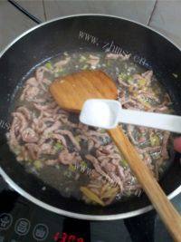 家常菜四季豆炒肉丝做法图解9)