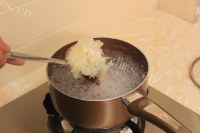 美味的雪蛤桃胶银耳羹做法图解4)