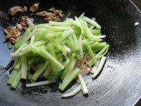 家常菜肉片炒西芹做法图解9)