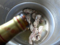 自制茼蒿油豆腐龙骨汤做法图解2)