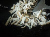 美美厨房之青椒炒肉丝做法图解6)