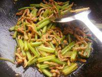 家常菜芹菜肉丝做法图解8)