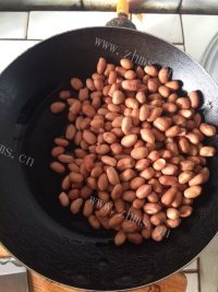 美味的炒花生米做法图解3)