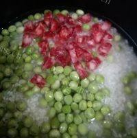 美味的香肠豌豆饭做法图解4)