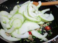 葫芦炒肉做法图解6)