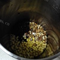 最喜欢吃的黑米核桃豆浆的做法图解二