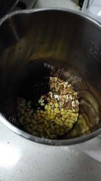 最喜欢吃的黑米核桃豆浆做法图解2)