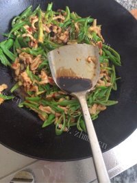 色泽鲜亮的青椒肉丝做法图解8)