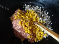 自制玉米香菇猪肉馄饨做法图解5)