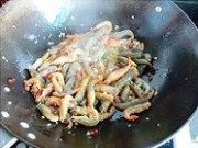 美味的辣炒河虾做法图解3)