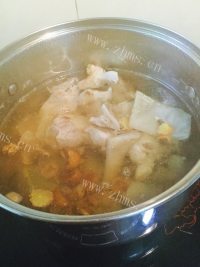 美味的霸王花猪骨汤做法图解5)