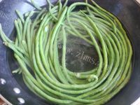 色香味俱全的麻酱拌豇豆做法图解2)