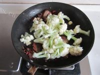 美味可口的豆豉腊肉煸花菜的做法图解五