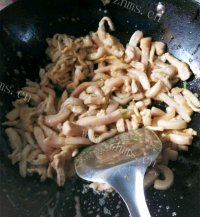 美味佳肴般的韭菜炒肉做法图解3)