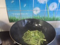 美味的芹菜炒鱼饼做法图解5)