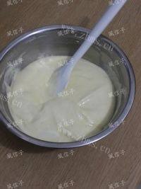 自制酸奶戚风做法图解13)