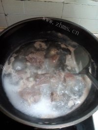色泽鲜亮的红烧牛肉面做法图解3)