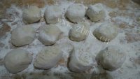 特色美食韭菜盒子做法图解9)