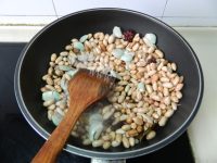 美味的蒜香花生米做法图解9)