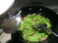 家常菜四季豆烧肉做法图解8)