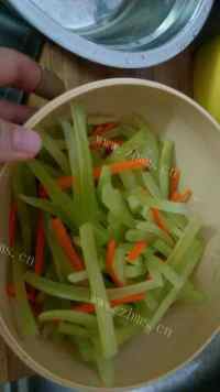 清脆爽口的莴笋炒肉丝做法图解1)