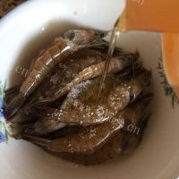 鲜美好吃的蒜蓉粉丝蒸开背虾的做法图解六
