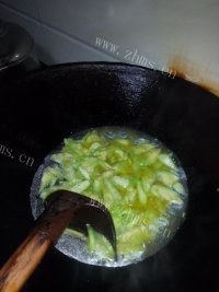 美味的八角丝瓜汤做法图解5)