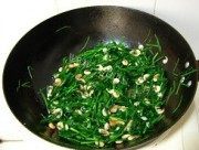 好吃的韭菜炒虾做法图解4)