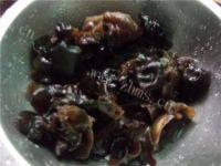兰豆木耳蒜苗炒腊肉做法图解2)