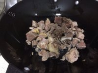口感丰富的咖喱土豆牛肉做法图解2)