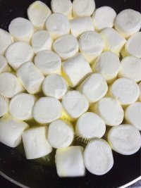 色泽鲜亮的抹茶牛轧糖做法图解2)