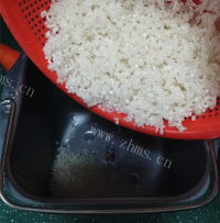 美味香肠锅巴煲仔饭做法图解2)