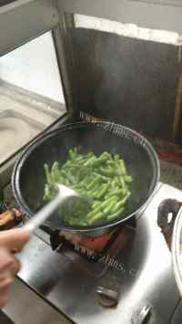 开胃的家常炒豆角做法图解5)
