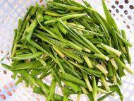 「DIY美食」蒜苗炒香肠做法图解4)