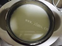 清爽的自制黄桃酸奶做法图解2)