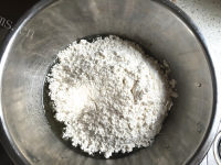 自制金沙奶黄月饼做法图解2)